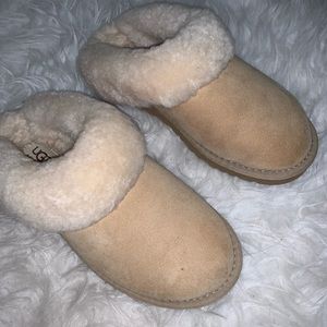 Light beige UGG slippers. Size 6